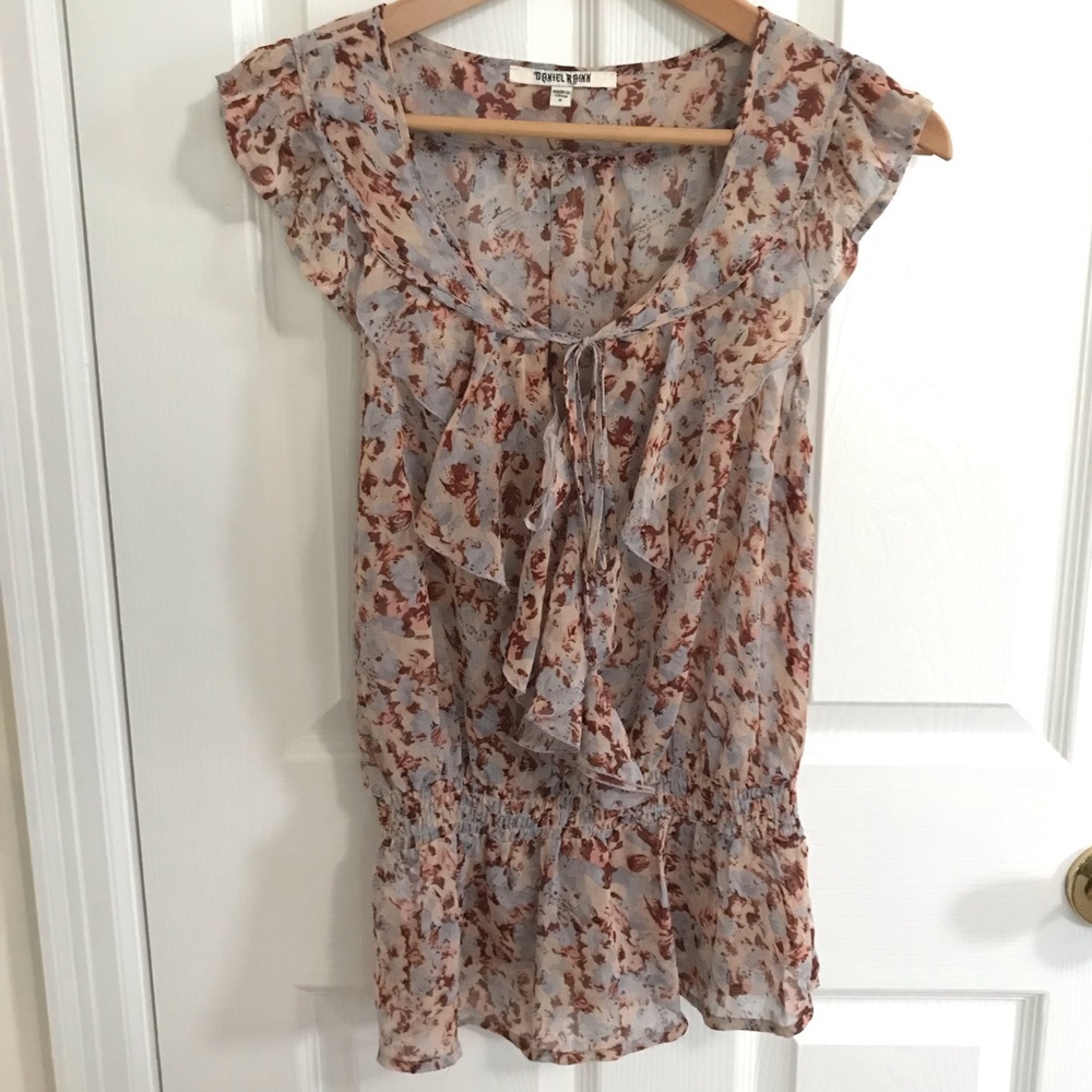 Floral ruffled sleeveless blouse